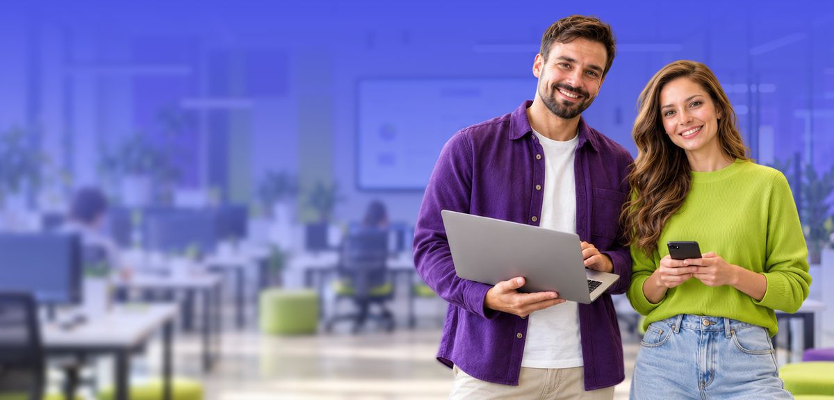 Študenti IT STEP Academy s notebookom a telefónom